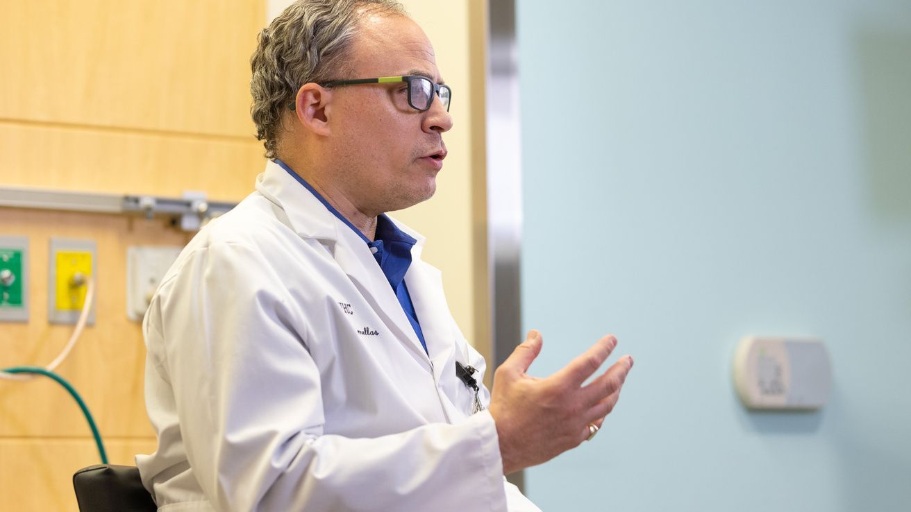 Photo of Dr. Alejandro Comellas speaking.